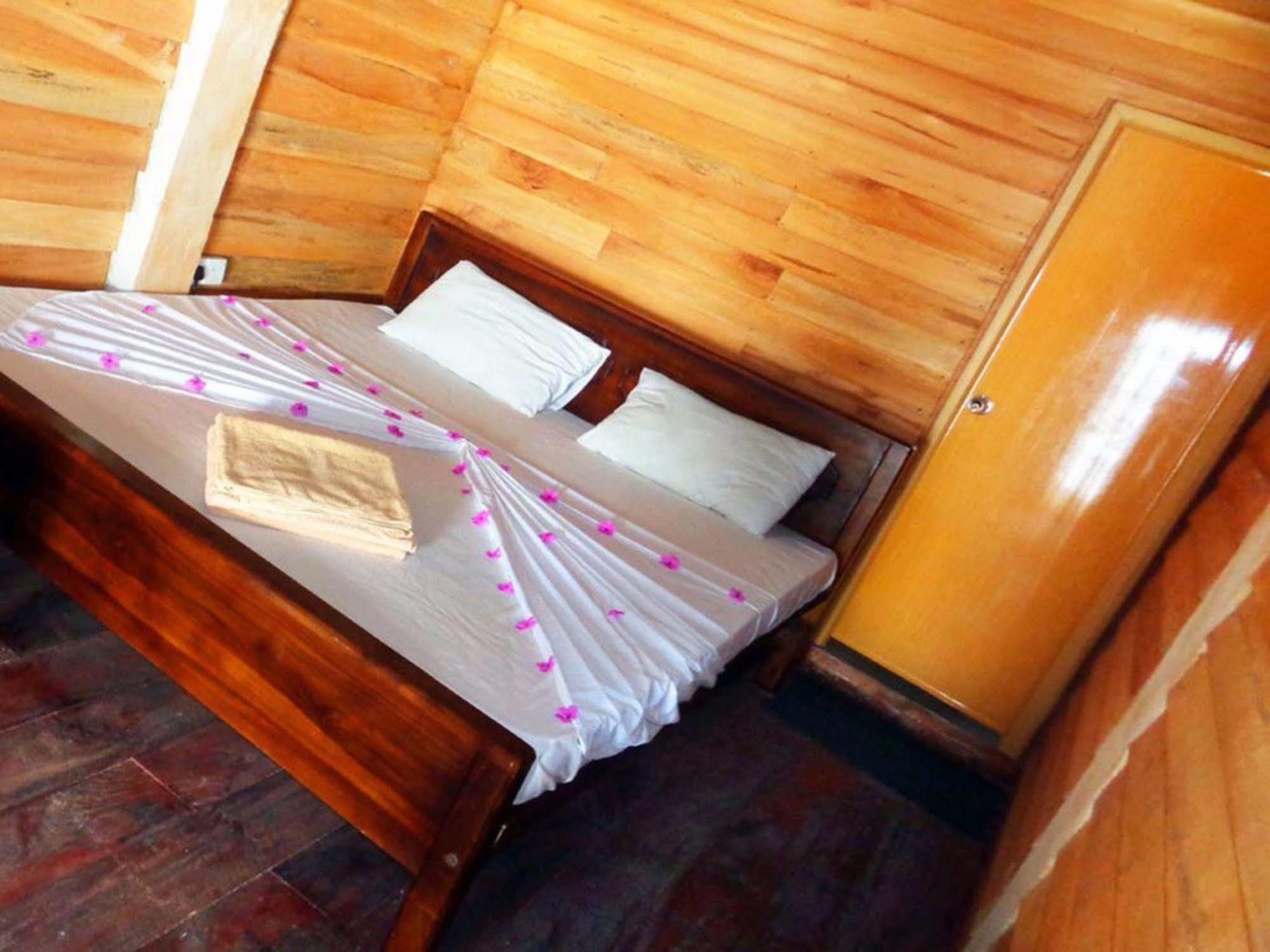 Reggae Zone Beach Resort Тангалла Экстерьер фото